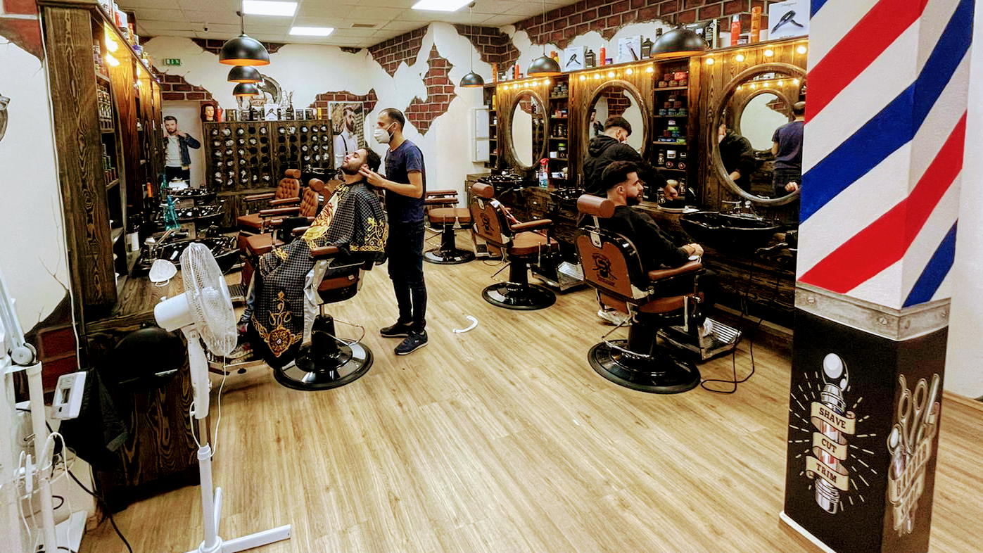 Innenansicht des Hair Image Barbershop in Jülich mit Barbierstühlen und Barber Pole